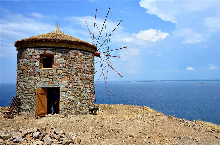 «جزيرة بوزجا» التركية تعيد الحياة لطواحينها الهوائية